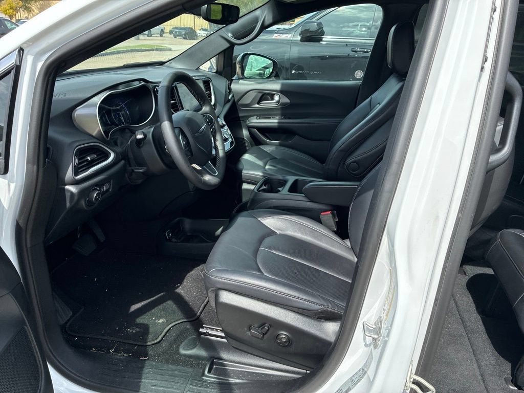 2025 Chrysler Pacifica Select