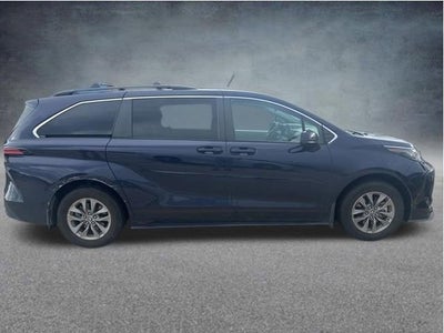 2022 Toyota Sienna LE