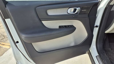 2023 Volvo XC40 Ultimate Bright Theme