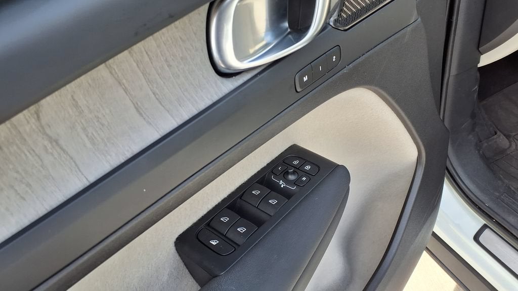 2023 Volvo XC40 Ultimate Bright Theme