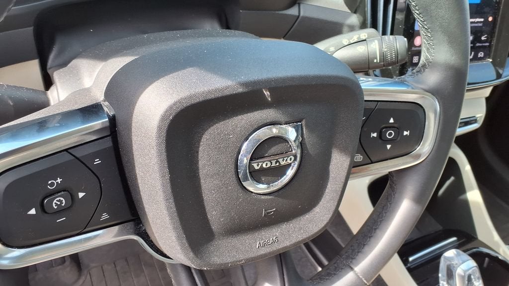 2023 Volvo XC40 Ultimate Bright Theme