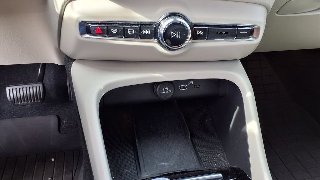 2023 Volvo XC40 Ultimate Bright Theme