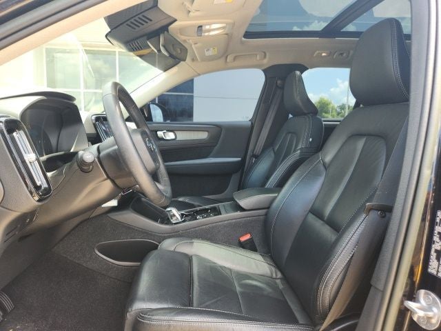 2023 Volvo XC40 B4 Plus Dark Theme