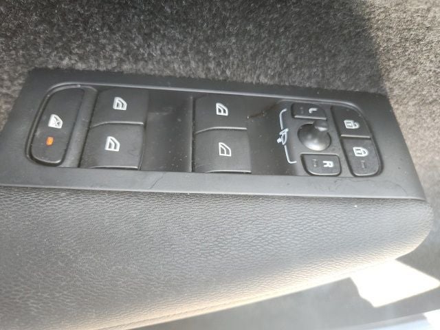 2023 Volvo XC40 B4 Plus Dark Theme