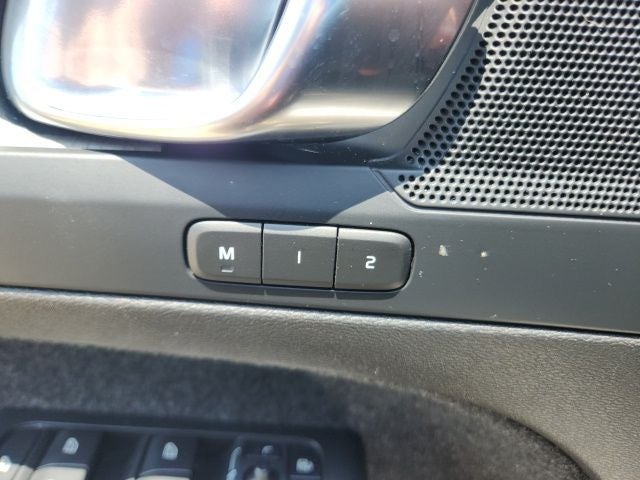 2023 Volvo XC40 B4 Plus Dark Theme