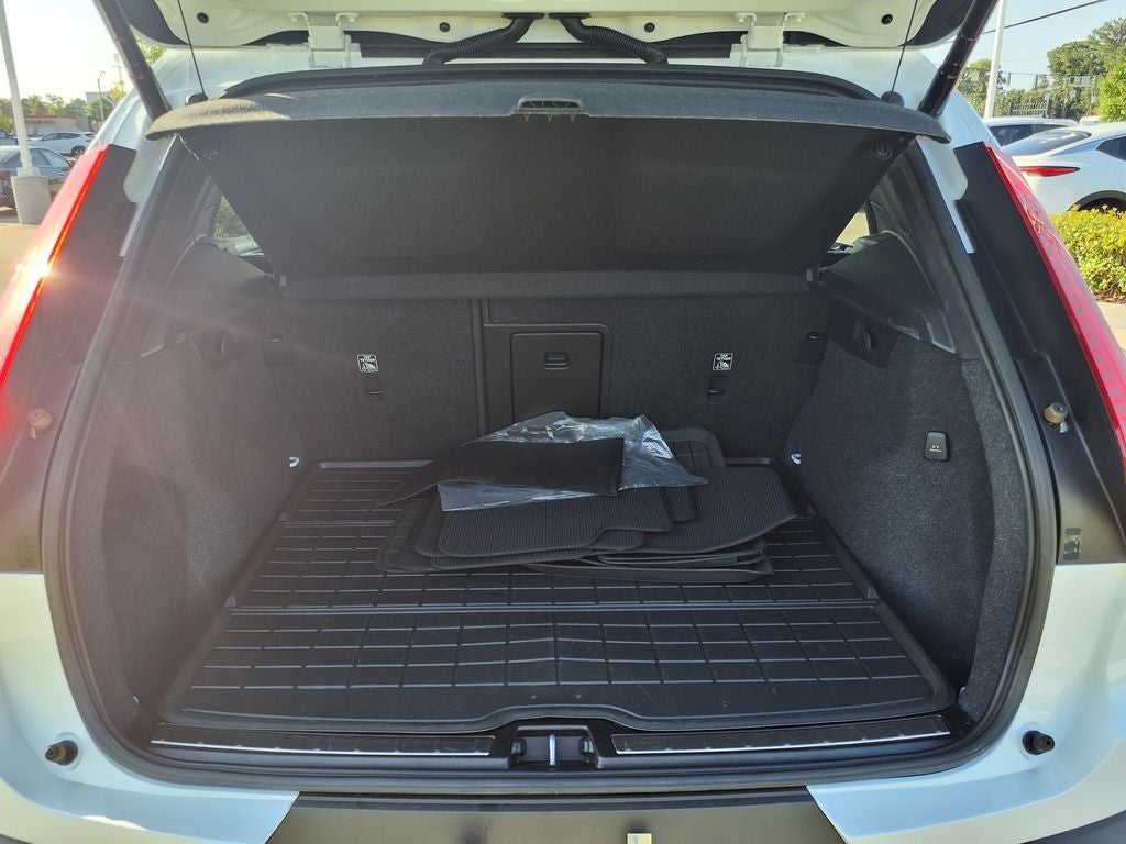 2023 Volvo XC40 B4 Plus Bright Theme
