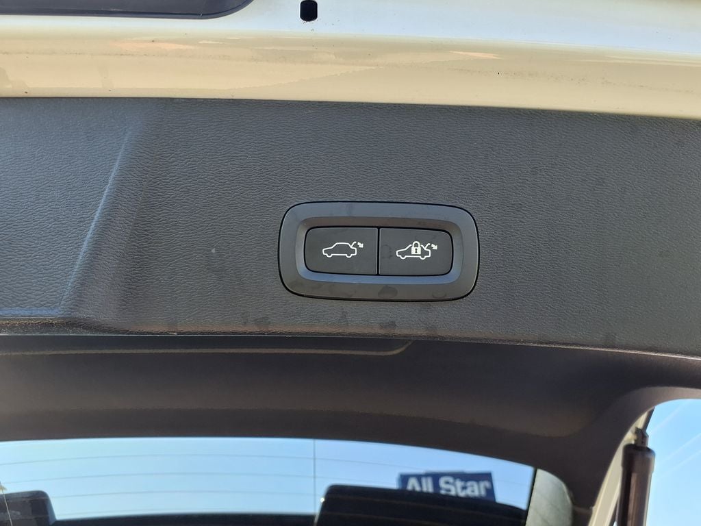 2023 Volvo XC40 B4 Plus Bright Theme