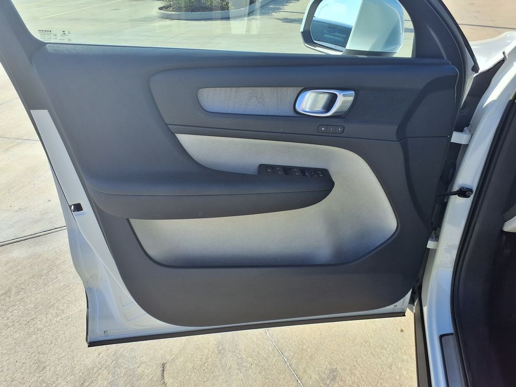 2023 Volvo XC40 B4 Plus Bright Theme
