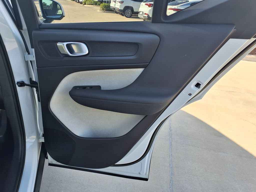 2023 Volvo XC40 B4 Plus Bright Theme