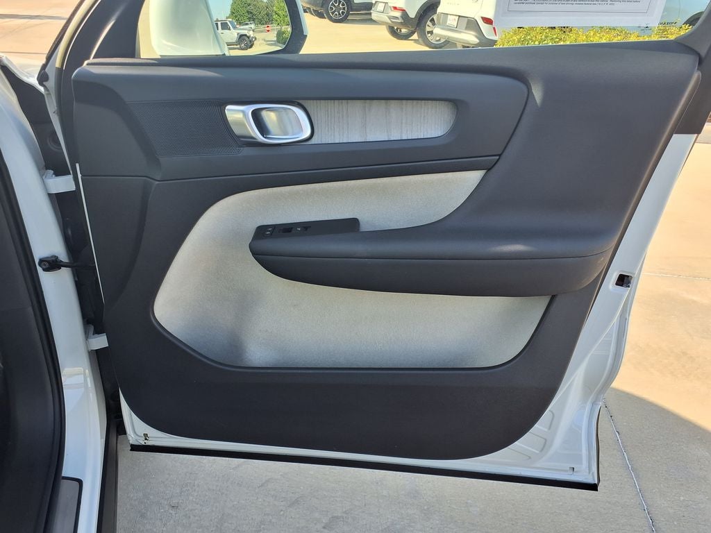 2023 Volvo XC40 B4 Plus Bright Theme