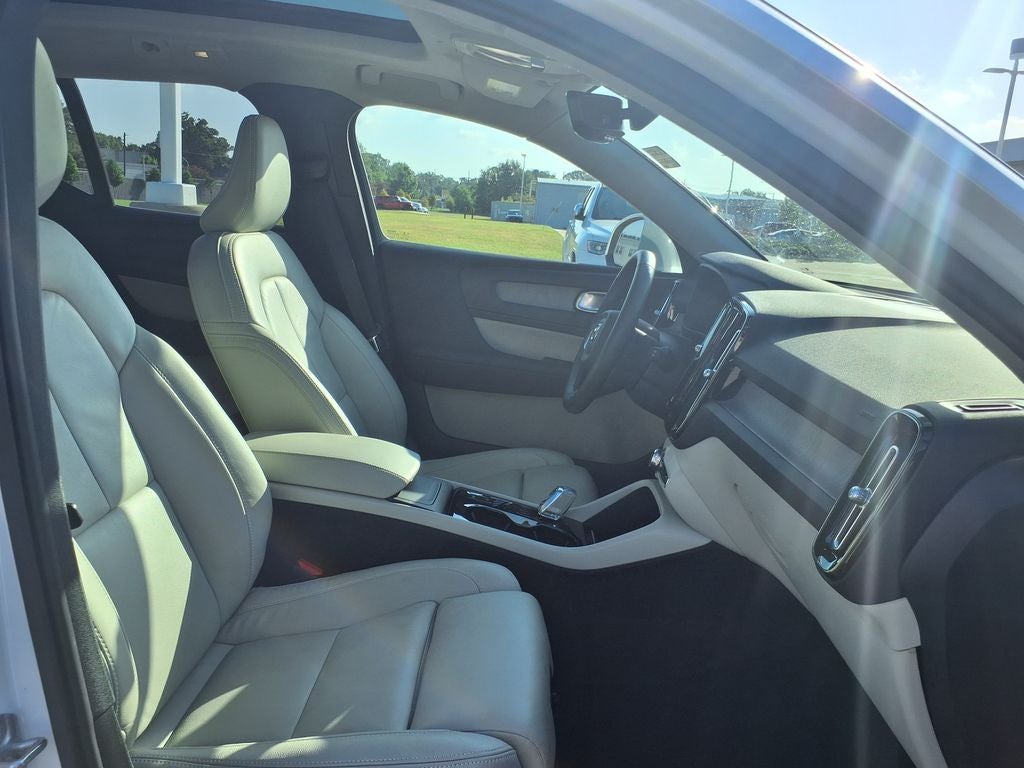 2023 Volvo XC40 B4 Plus Bright Theme