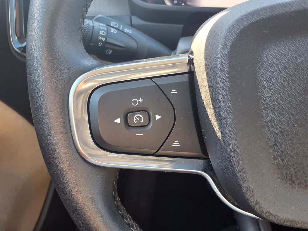 2023 Volvo XC40 B4 Plus Bright Theme