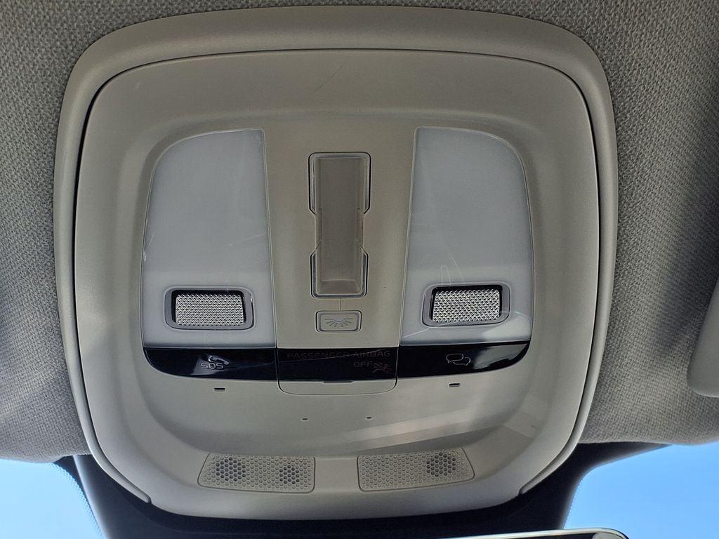 2023 Volvo XC40 B4 Plus Bright Theme