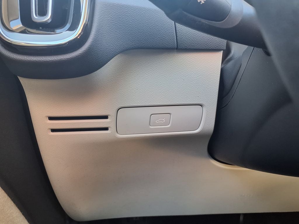 2023 Volvo XC40 B4 Plus Bright Theme