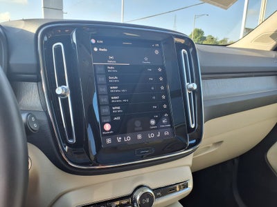 2023 Volvo XC40 B4 Plus Bright Theme