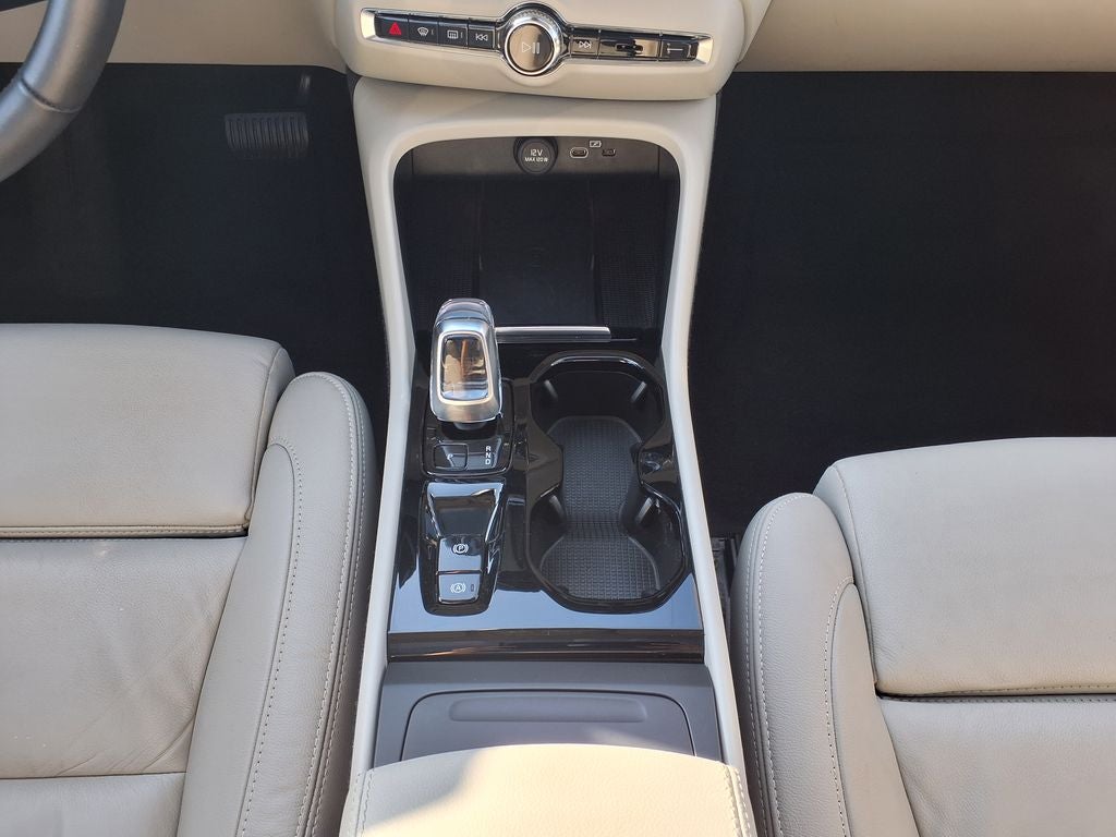 2023 Volvo XC40 B4 Plus Bright Theme