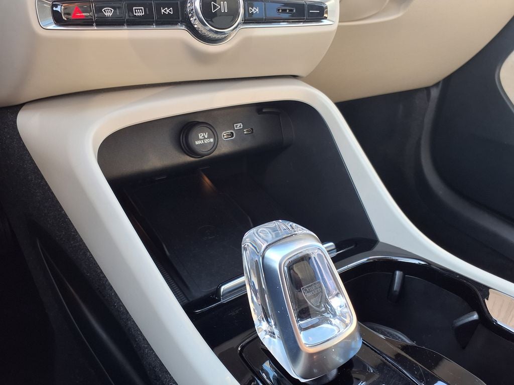 2023 Volvo XC40 B4 Plus Bright Theme