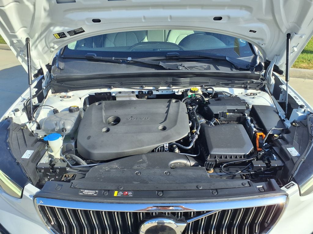 2023 Volvo XC40 B4 Plus Bright Theme