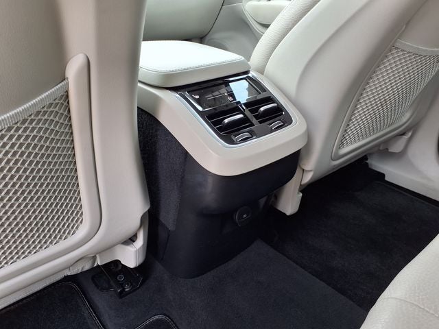 2023 Volvo XC90 B5 Plus