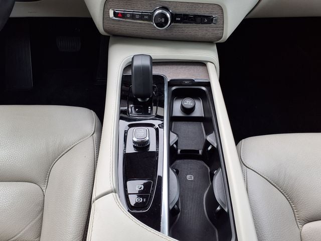 2023 Volvo XC90 B5 Plus