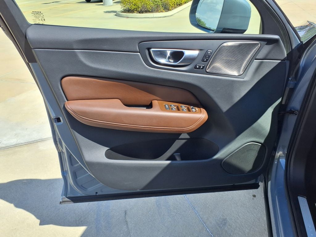 2023 Volvo XC60 B5 Ultimate Bright Theme
