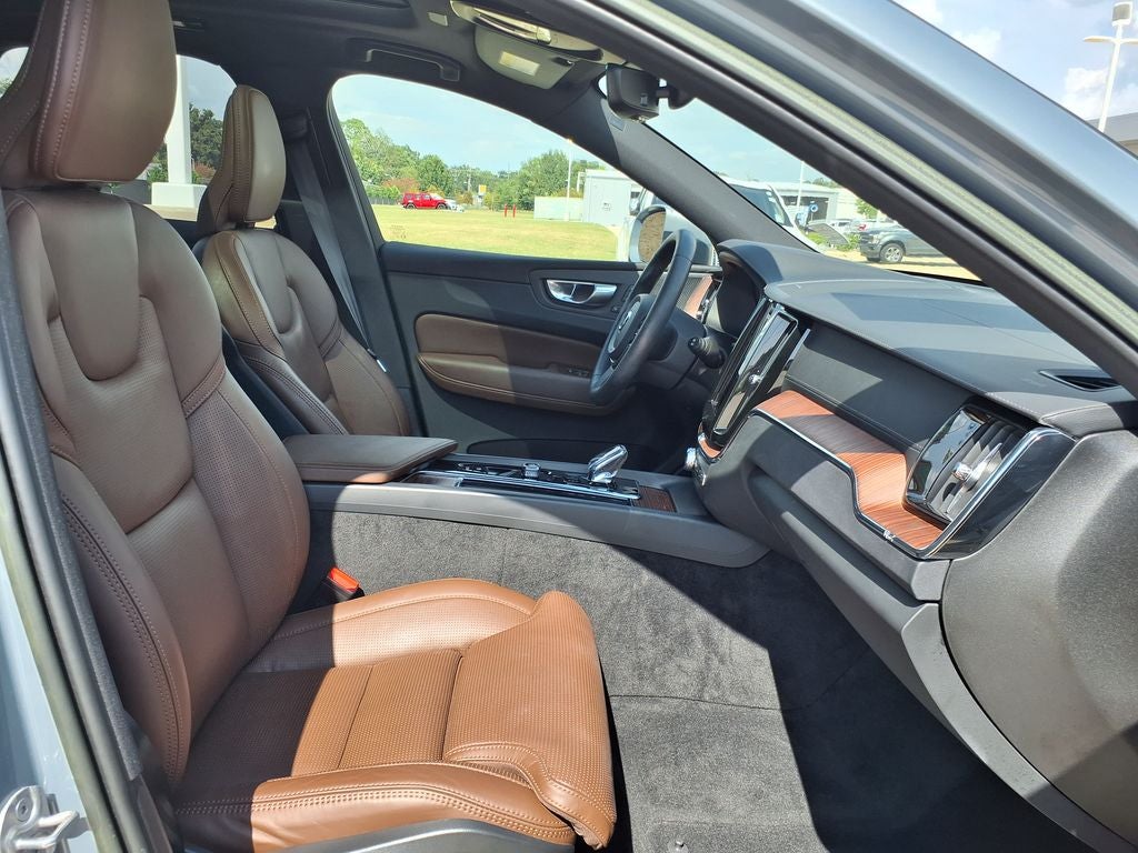 2023 Volvo XC60 B5 Ultimate Bright Theme