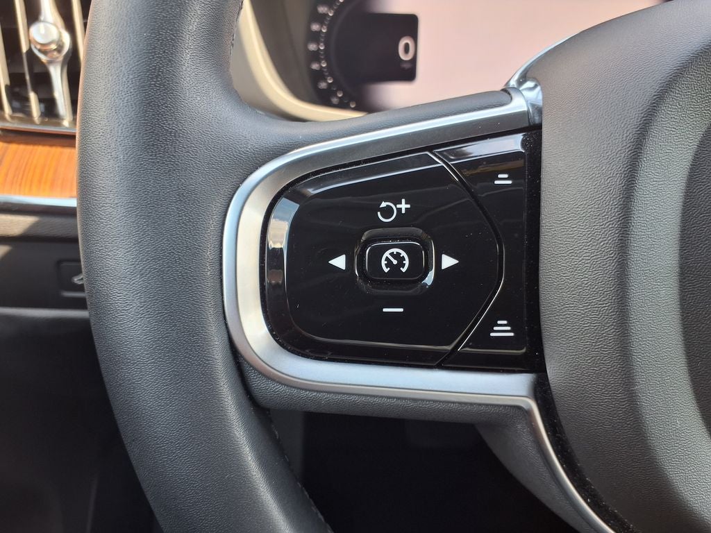2023 Volvo XC60 B5 Ultimate Bright Theme