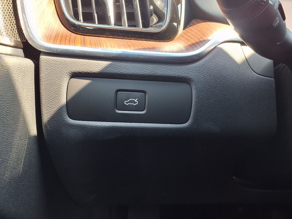 2023 Volvo XC60 B5 Ultimate Bright Theme