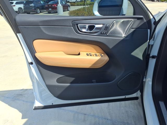 2023 Volvo XC60 B5 Ultimate Bright Theme