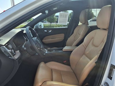 2023 Volvo XC60 B5 Ultimate Bright Theme