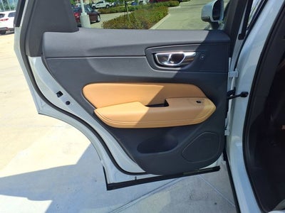 2023 Volvo XC60 B5 Ultimate Bright Theme