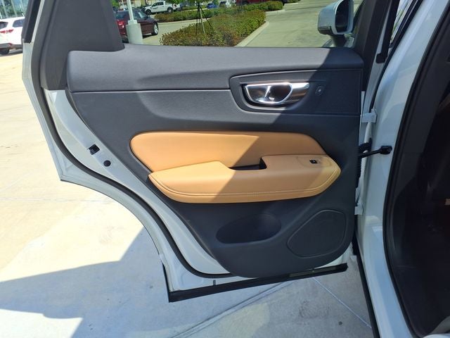 2023 Volvo XC60 B5 Ultimate Bright Theme