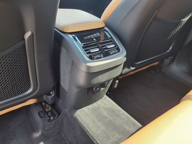 2023 Volvo XC60 B5 Ultimate Bright Theme