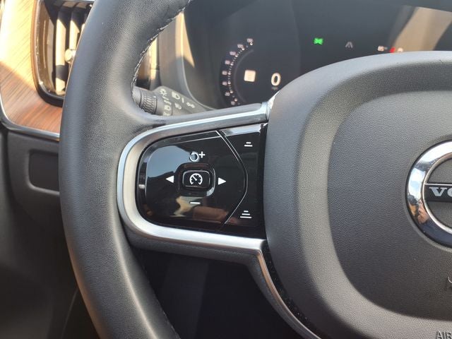 2023 Volvo XC60 B5 Ultimate Bright Theme