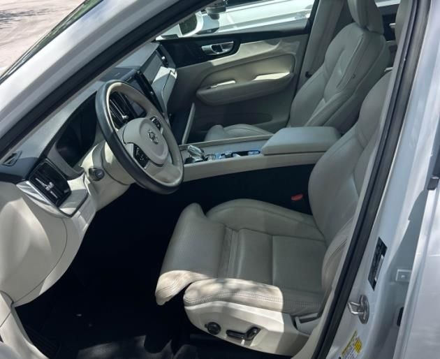 2023 Volvo XC60 B5 Ultimate Bright Theme