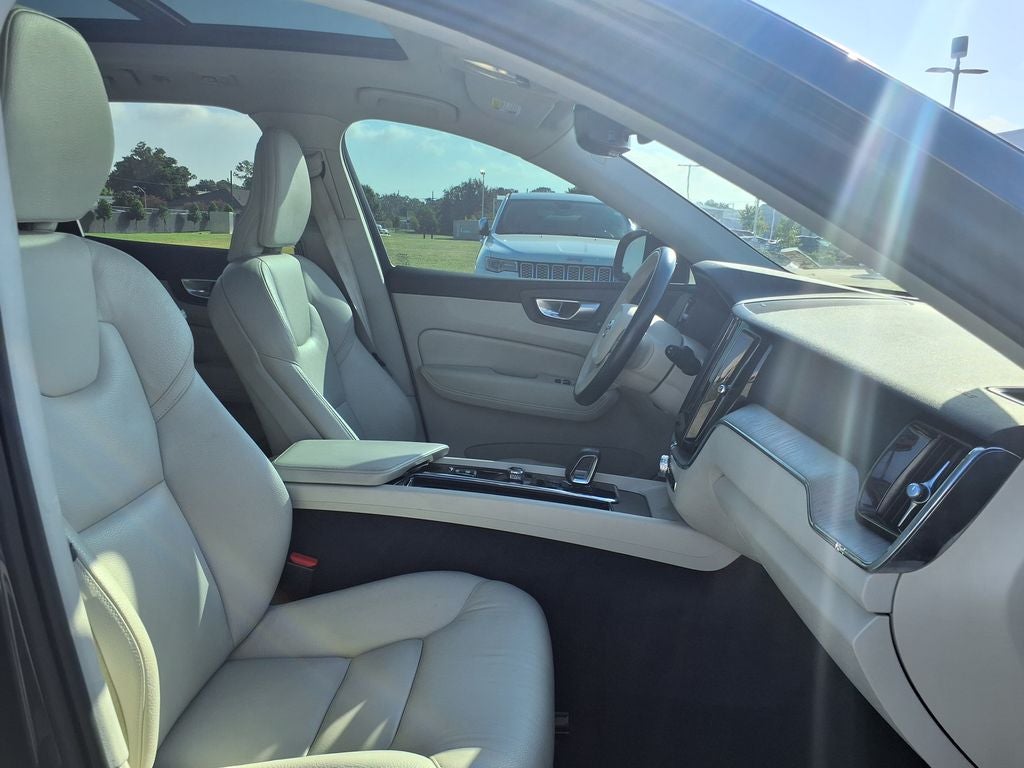 2024 Volvo XC60 B5 Plus Dark Theme