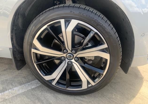 2024 Volvo XC60 B5 Ultimate Dark Theme