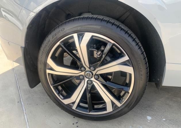 2024 Volvo XC60 B5 Ultimate Dark Theme