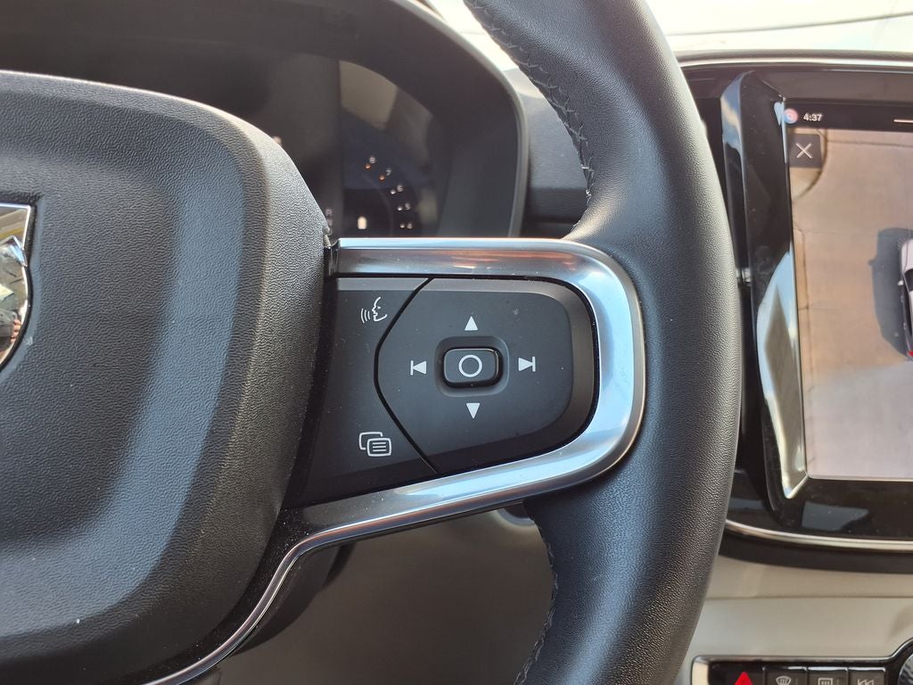 2023 Volvo XC40 B5 Plus Bright Theme