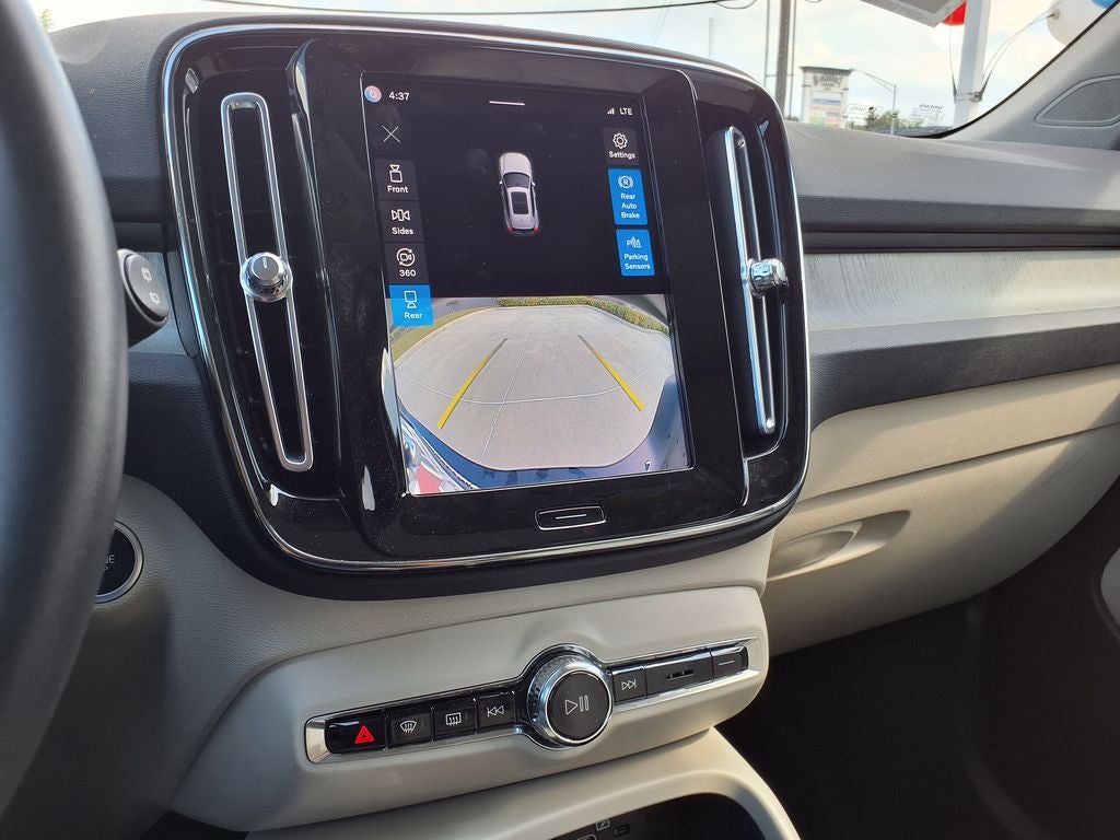 2023 Volvo XC40 B5 Plus Bright Theme