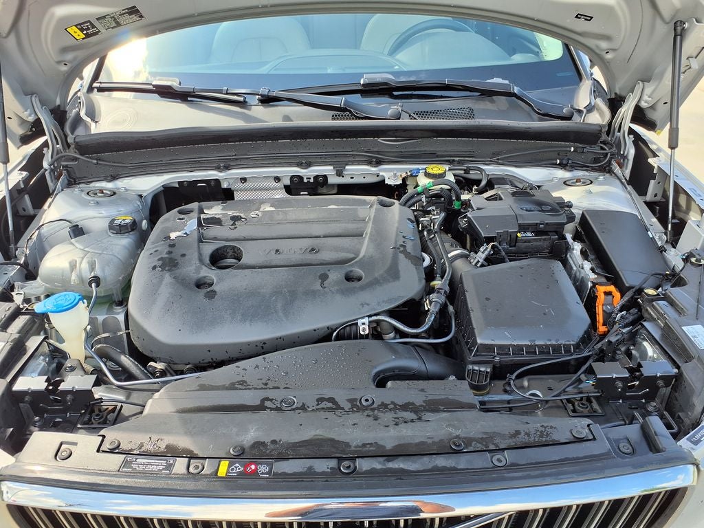 2023 Volvo XC40 B5 Plus Bright Theme