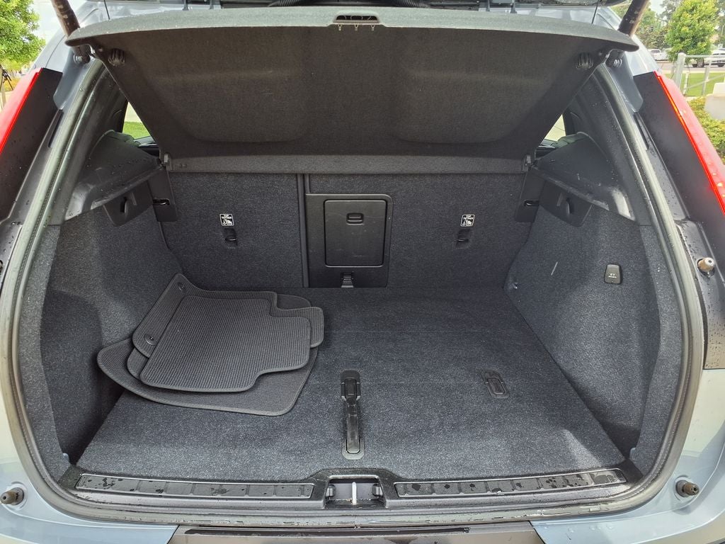 2023 Volvo XC40 B5 Plus Dark Theme
