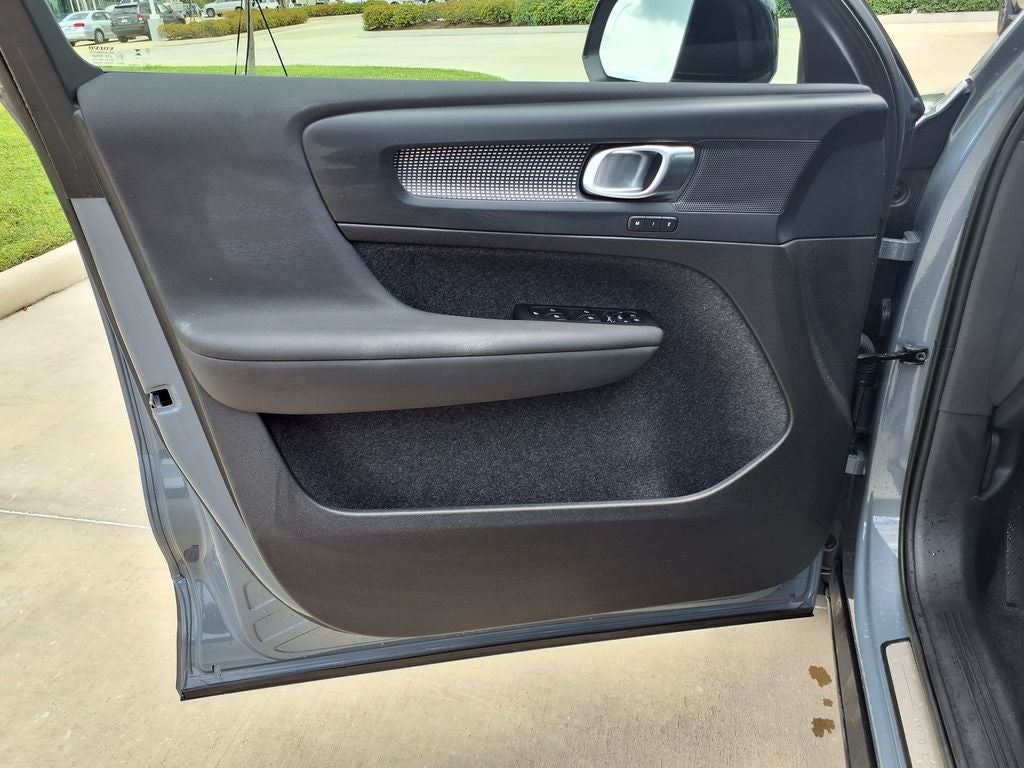 2023 Volvo XC40 B5 Plus Dark Theme