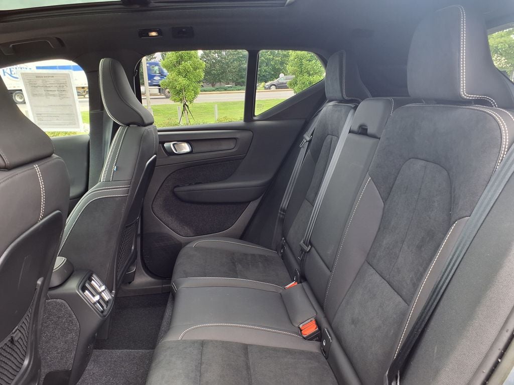 2023 Volvo XC40 B5 Plus Dark Theme