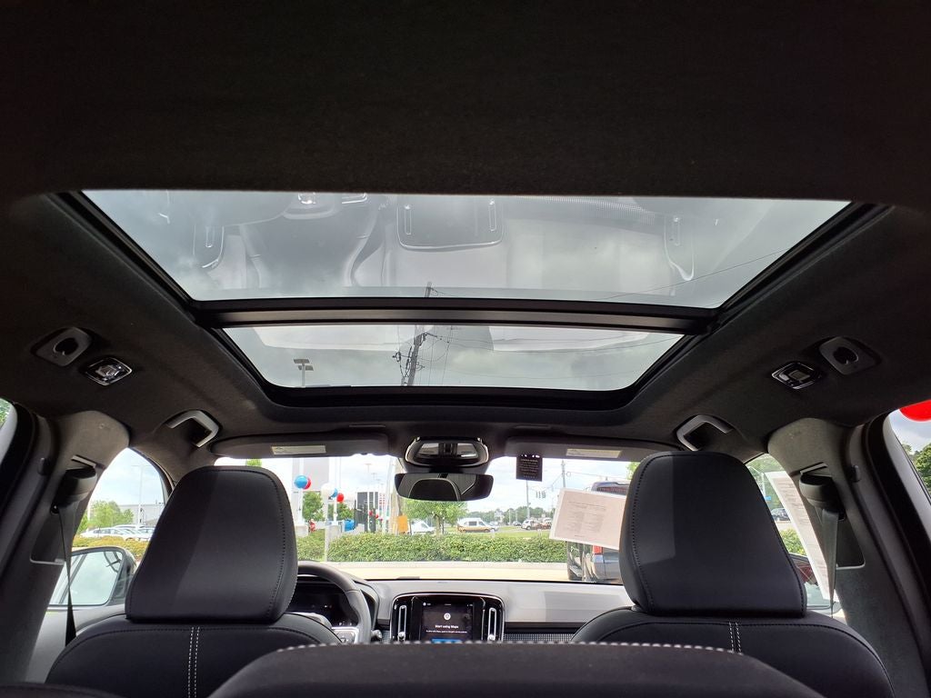 2023 Volvo XC40 B5 Plus Dark Theme