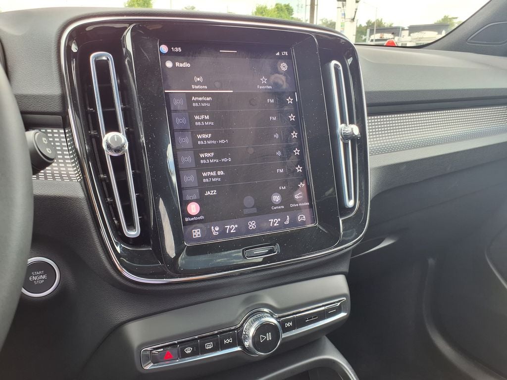 2023 Volvo XC40 B5 Plus Dark Theme
