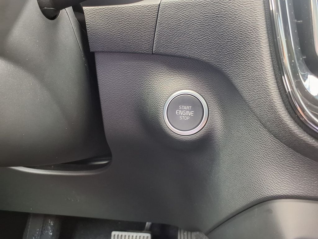 2023 Volvo XC40 B5 Plus Dark Theme