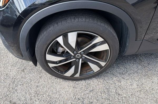2023 Volvo XC40 B5 Plus Dark Theme